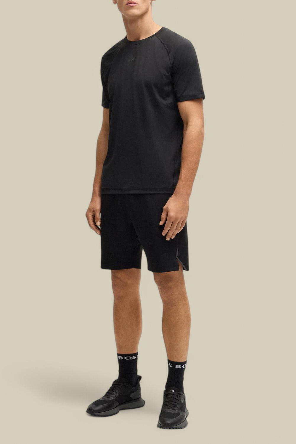 תמונת כל הלוק של חולצת טי סלים פיט